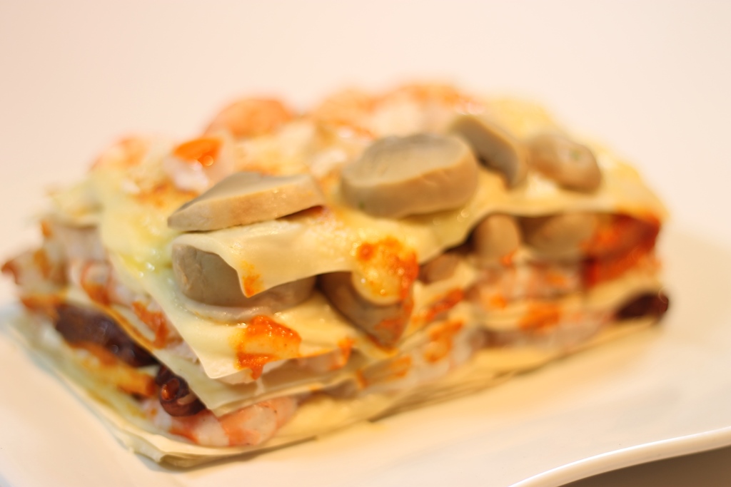 Lasagna en salsa de pulpa de cangrejo