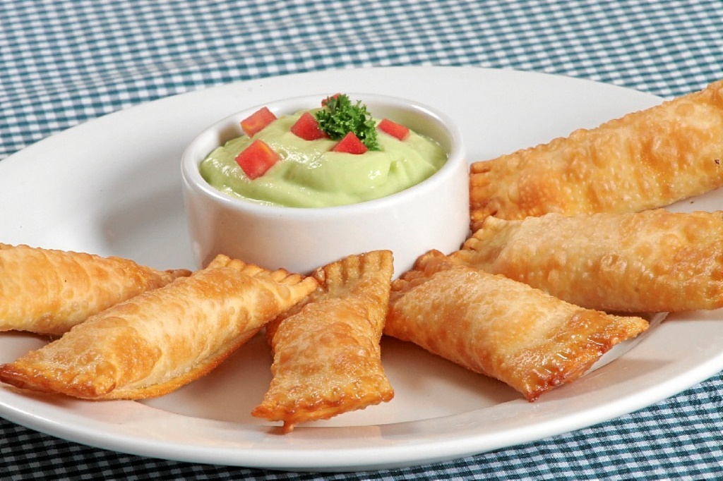 Tequeños con pulpa de cangrejo y queso (8 unid)