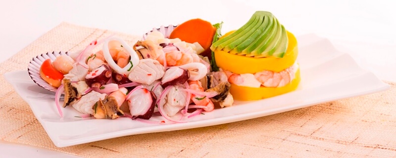 Causa sabor marino (langostinos, ceviche mixto y conchas de abanico)