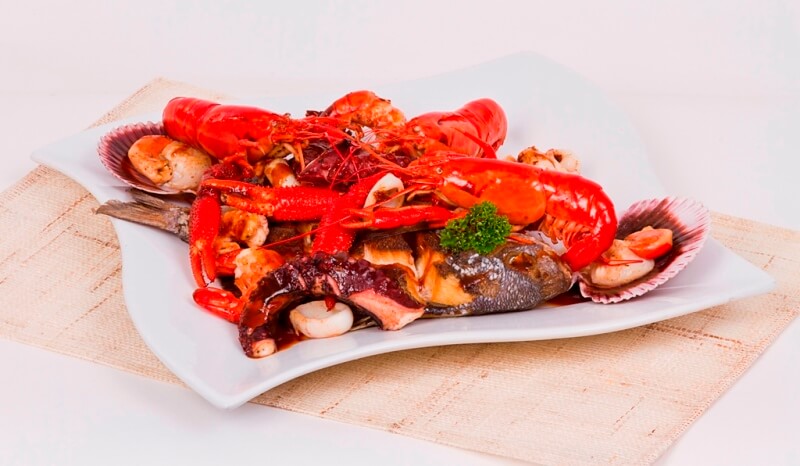 Chita a la parrilla con mariscos