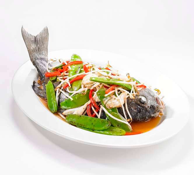 Chita al vapor con verduras chinas