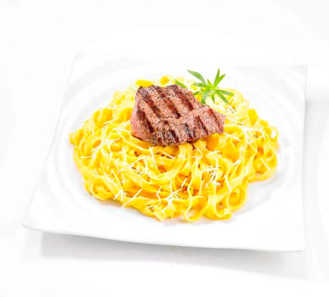 Fetuchini con lomo fino a la huancaina